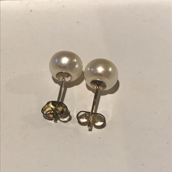 ✨HP✨8mm Freshwater Pearl Earrings NWOT - Picture 3 of 3